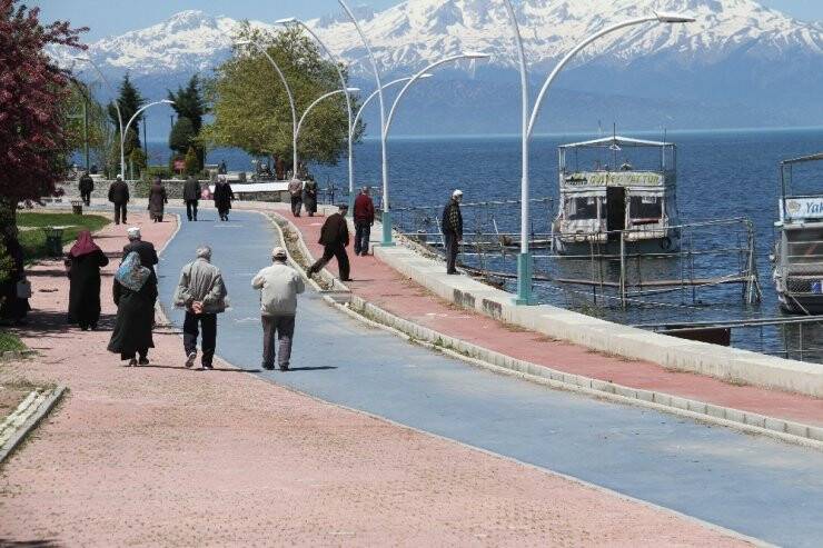 Beyşehir’de 65 Yaş Üstü Vatandaşlar Göl Kenarına Akın Etti