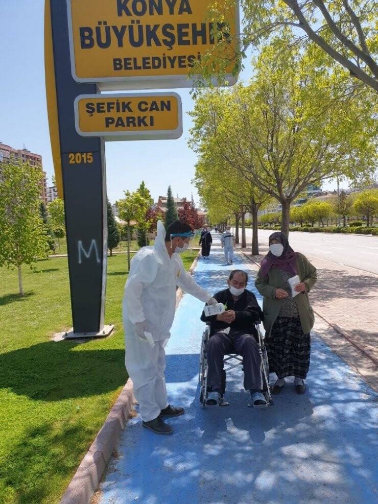 Konya Büyükşehir Sokağa Çıkan Büyüklerini Yalnız Bırakmadı