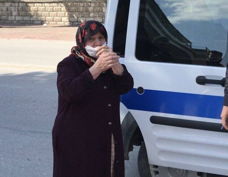 Konya'da Günler Sonra Sokağa Çıkan Yaşlı Kadın Çantasını Çaldırdı