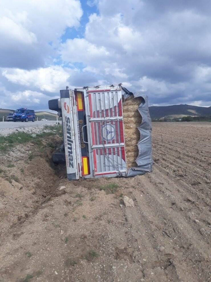 Konya'da Saman Balyası Yüklü Tır Devrildi
