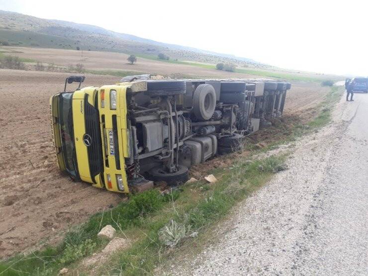Konya'da Saman Balyası Yüklü Tır Devrildi