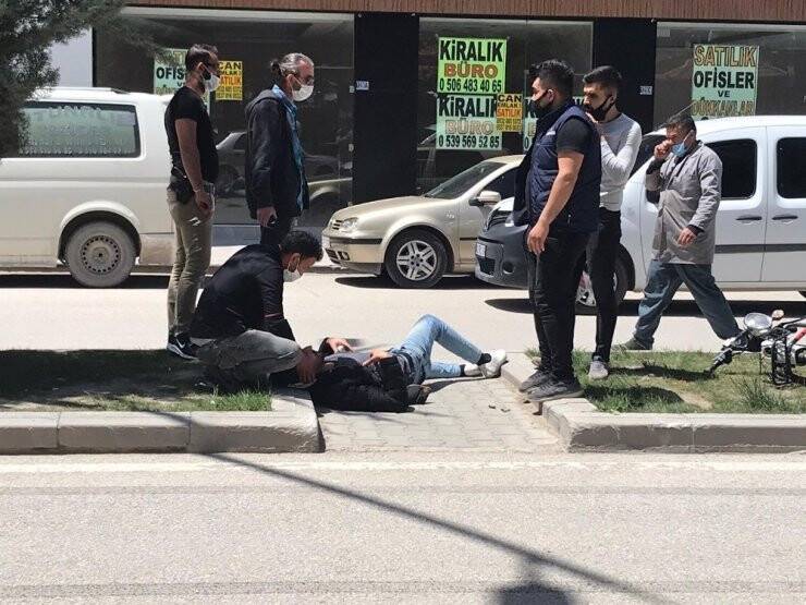 Otomobilin Çarptığı Elektrikli Bisiklet Sürücüsü Yaralandı