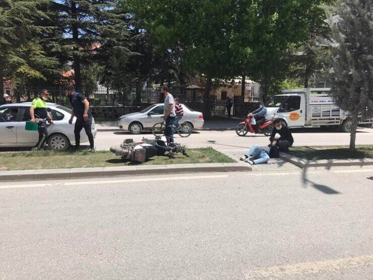 Otomobilin Çarptığı Elektrikli Bisiklet Sürücüsü Yaralandı