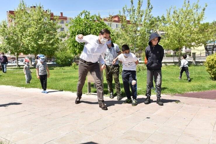 Başkan Kılca’dan Çocuklara Maske Ve Çikolata