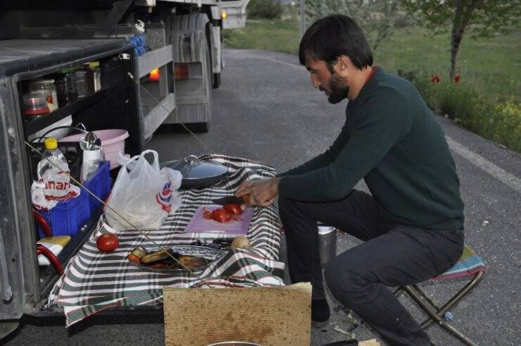 Tır Şoförünün Yolda İftarı