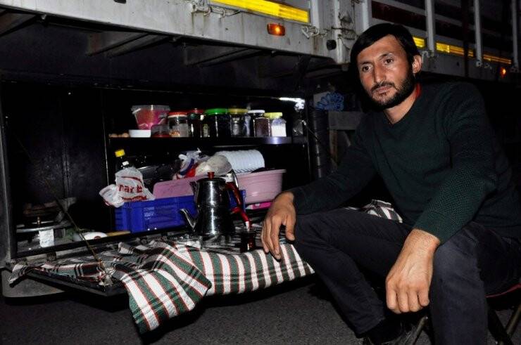 Tır Şoförünün Yolda İftarı