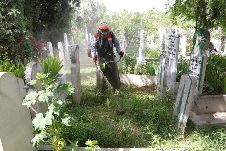 Konya'da Mezarlık Ziyaretlerinde Sosyal Mesafe Uyarısı