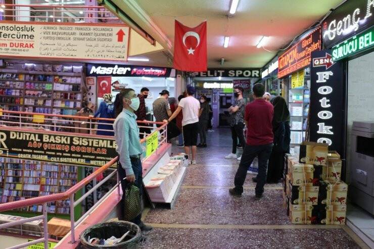 YKS Öğrencileri  İzinli Günde Kitapçılara Akın Etti