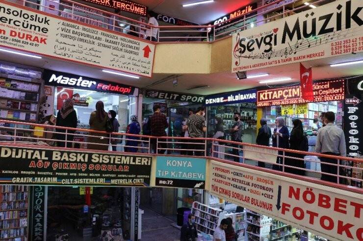 YKS Öğrencileri  İzinli Günde Kitapçılara Akın Etti