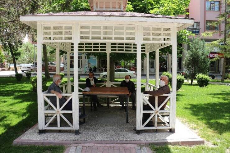 Konya’da 65 Yaş Üzeri Vatandaşlar Camilere Koştu