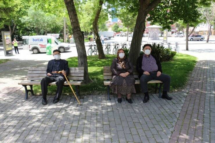Konya’da 65 Yaş Üzeri Vatandaşlar Camilere Koştu