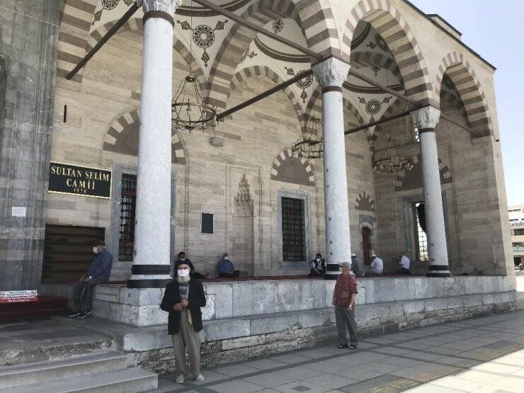 Konya’da 65 Yaş Üzeri Vatandaşlar Camilere Koştu