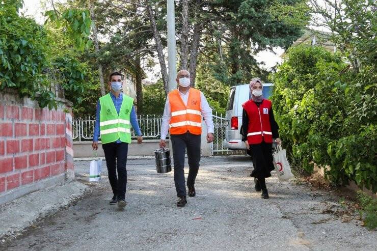 Yalnız yaşayanların iftarı Başkan Kavuş’tan