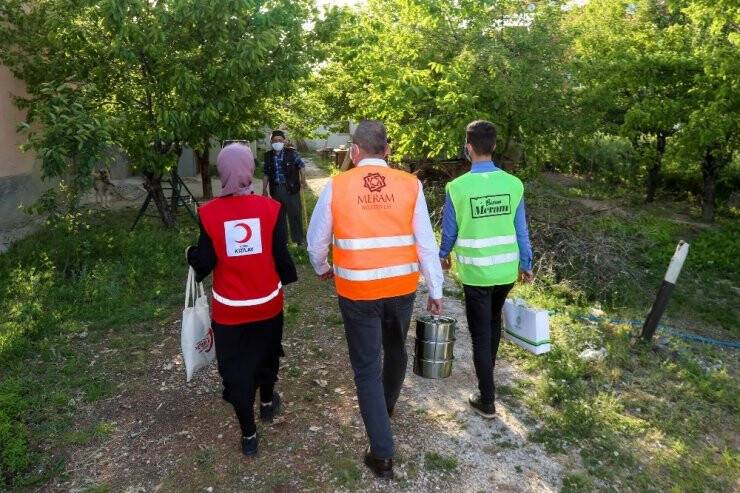 Yalnız yaşayanların iftarı Başkan Kavuş’tan