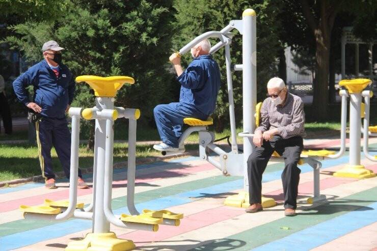 65 Yaş Üstü İzinliler Parklara Akın Etti