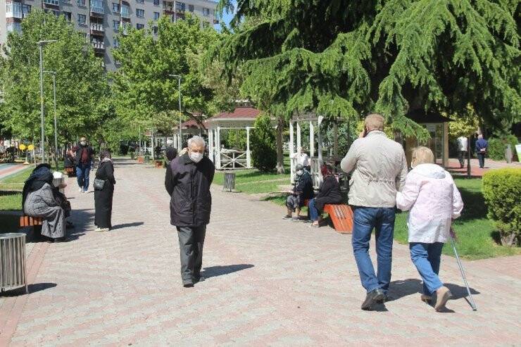 65 Yaş Üstü İzinliler Parklara Akın Etti