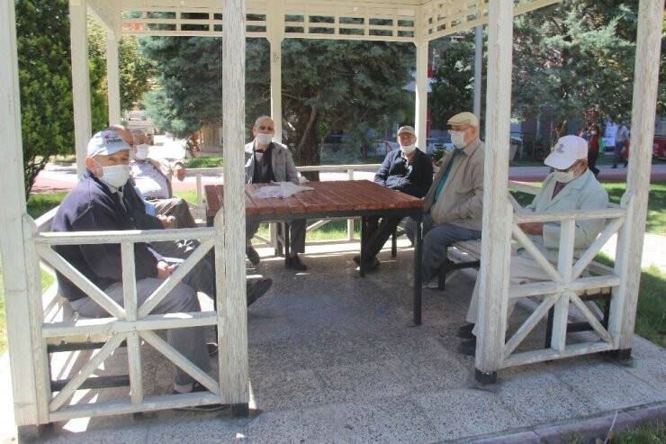 65 Yaş Üstü İzinliler Parklara Akın Etti