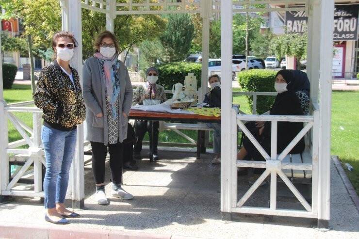 65 Yaş Üstü İzinliler Parklara Akın Etti