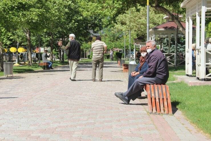 65 Yaş Üstü İzinliler Parklara Akın Etti
