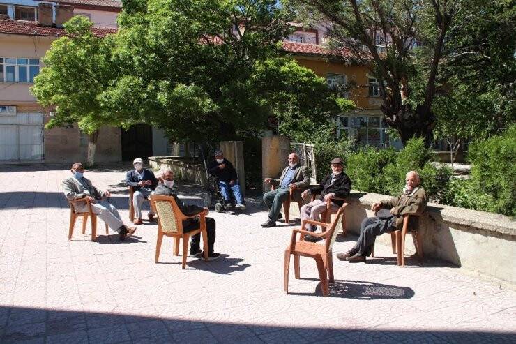 Yunak’ta 65 Yaş Üstü Kişiler İzinde Bayramlaştı