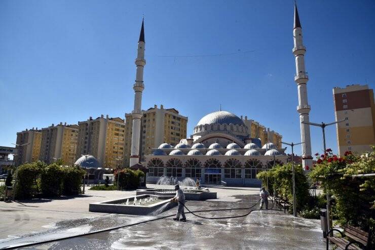 Konya’da Cami Avluları Cuma Namazına Hazırlanıyor
