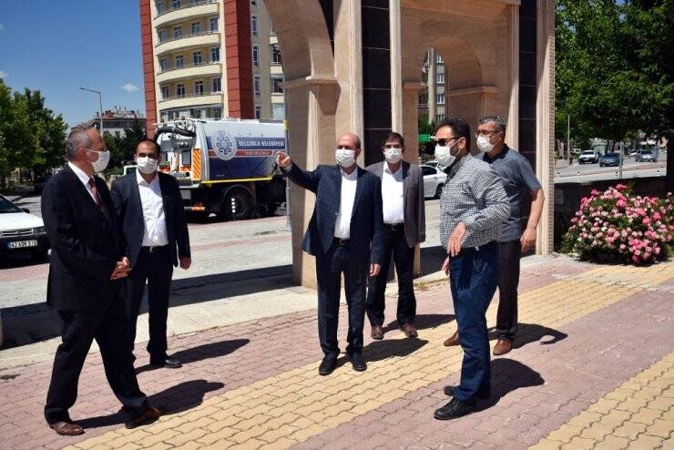 Konya’da Cami Avluları Cuma Namazına Hazırlanıyor