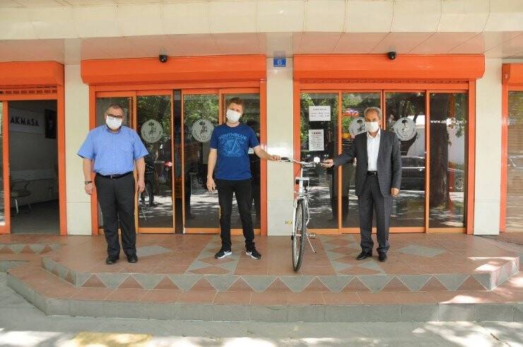 Yarışmada Kazananlar Bisikletlerini Teslim Alıyor