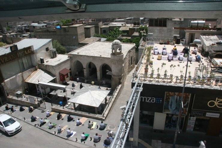Cami Avlusu dolunca, Çatılarda Namaz Kılındı