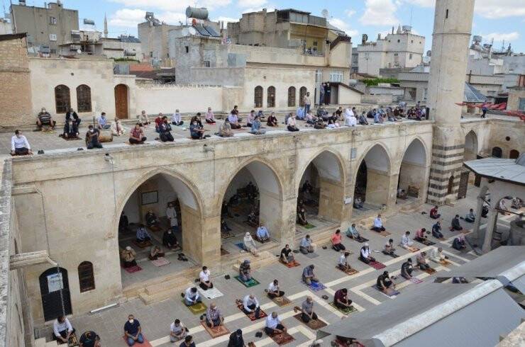 Cami Avlusu dolunca, Çatılarda Namaz Kılındı