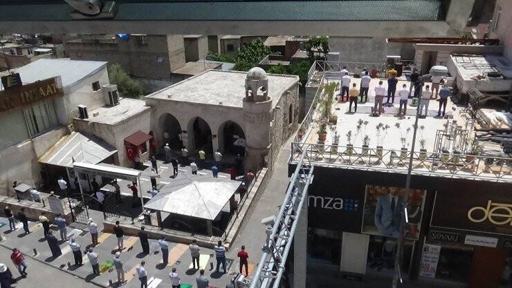 Cami Avlusu dolunca, Çatılarda Namaz Kılındı