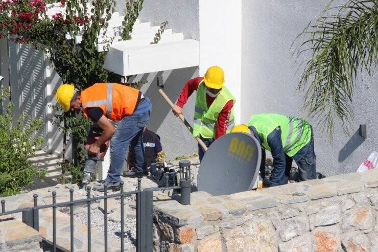Yılmaz Özdil’in Villasının Kaçak Bölümleri Yıkılıyor
