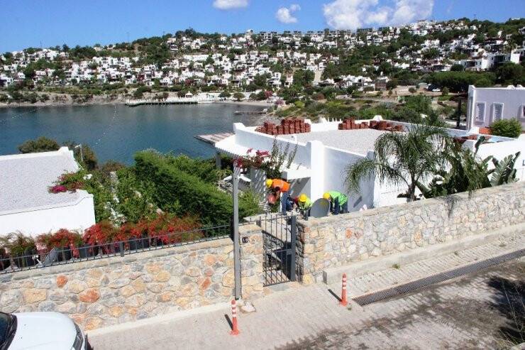 Yılmaz Özdil’in Villasının Kaçak Bölümleri Yıkılıyor