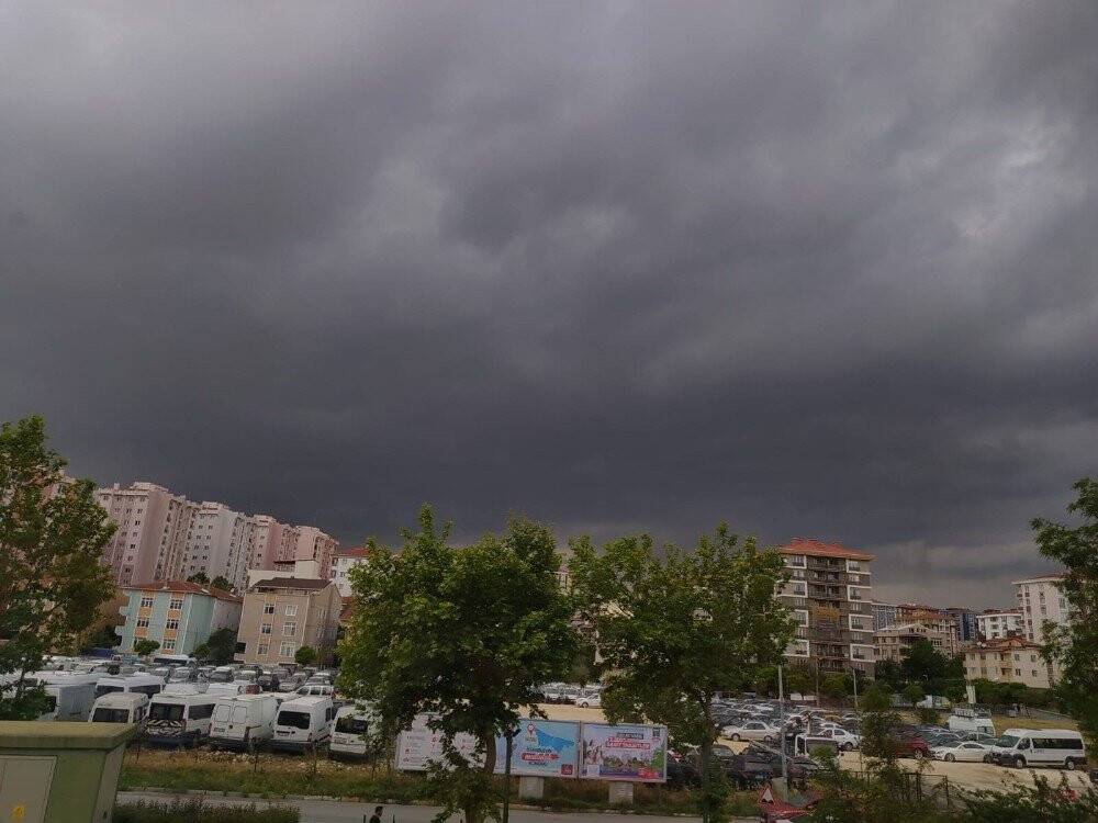 Bulutlar gündüzü geceye çevirdi