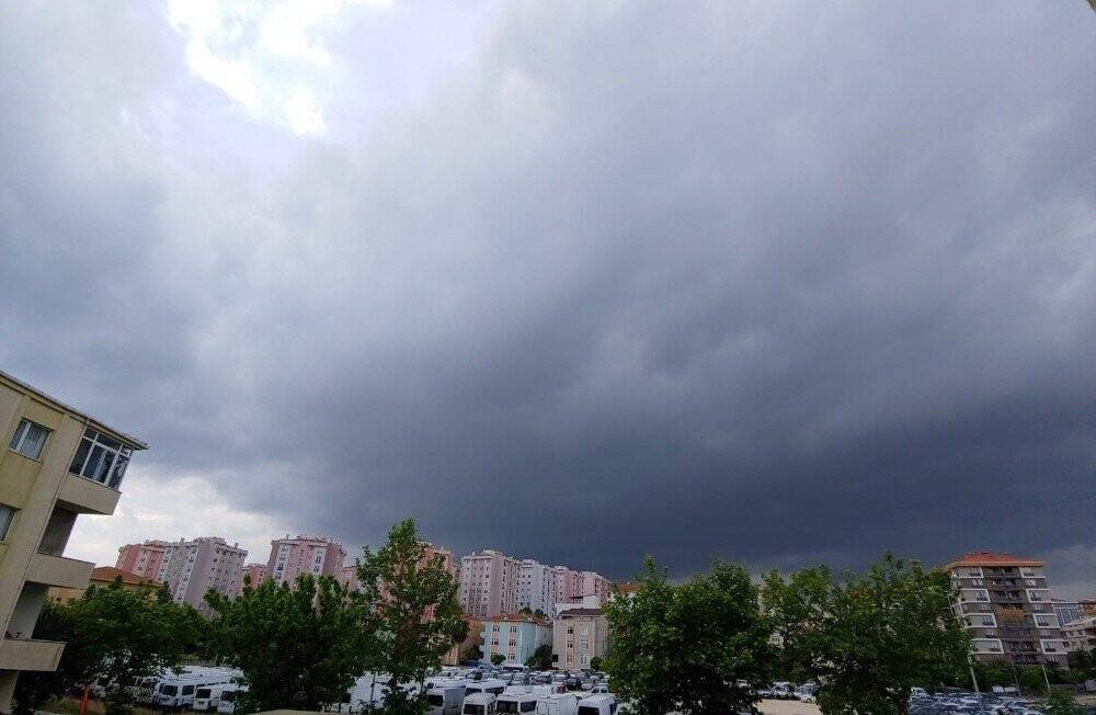 Bulutlar gündüzü geceye çevirdi