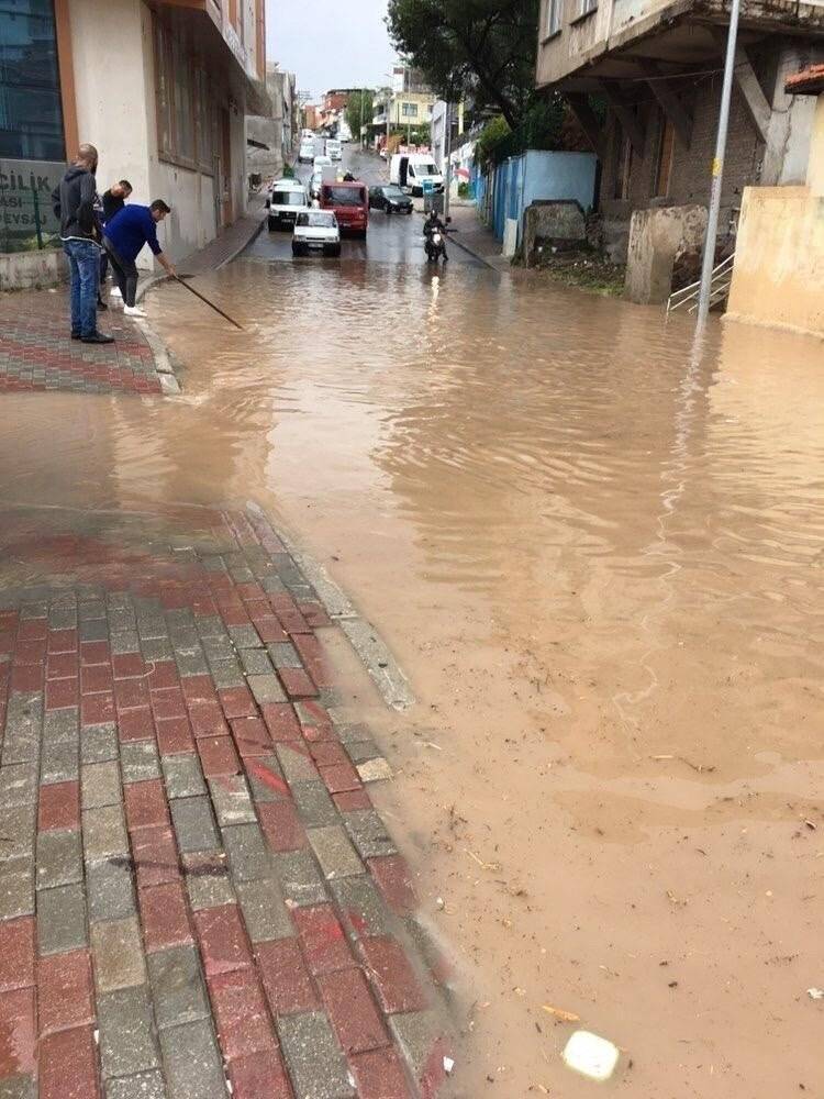 İzmir’de yağış hayatı felç etti, caddeler göle döndü