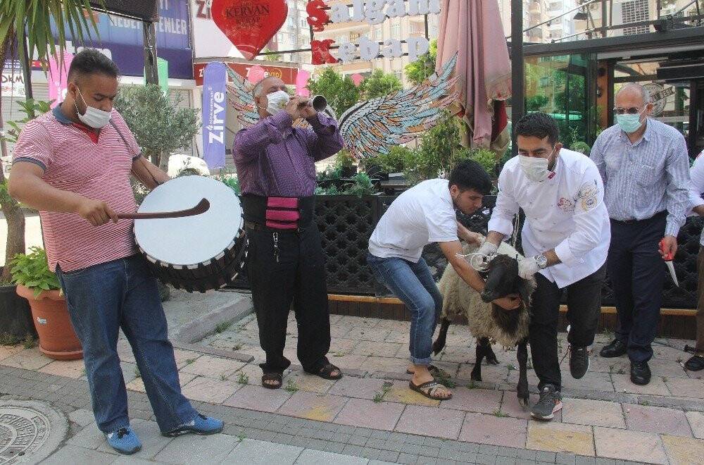 Kebapçıda normalleşmeye davul zurnalı açılış