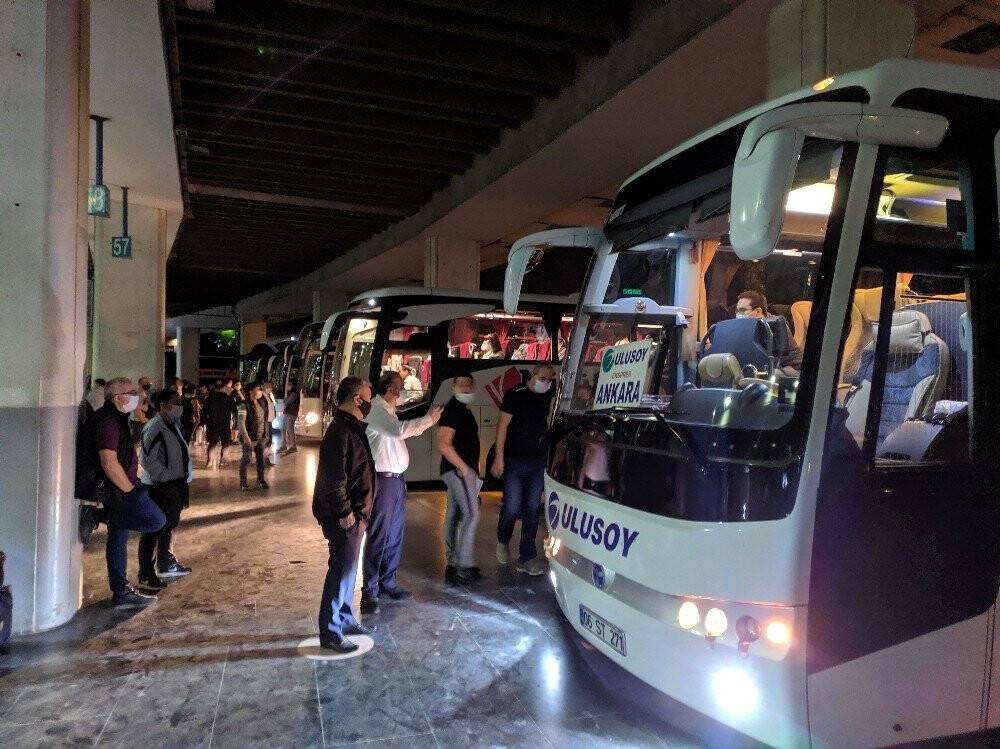 Kısıtlamanın bitmesiyle İzmir Otogarı’nda hareketlilik