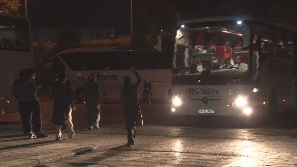 Kısıtlamanın bitmesiyle İzmir Otogarı’nda hareketlilik