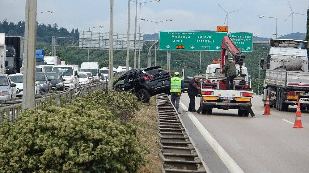 Sıfır otomobiller etrafa saçıldı