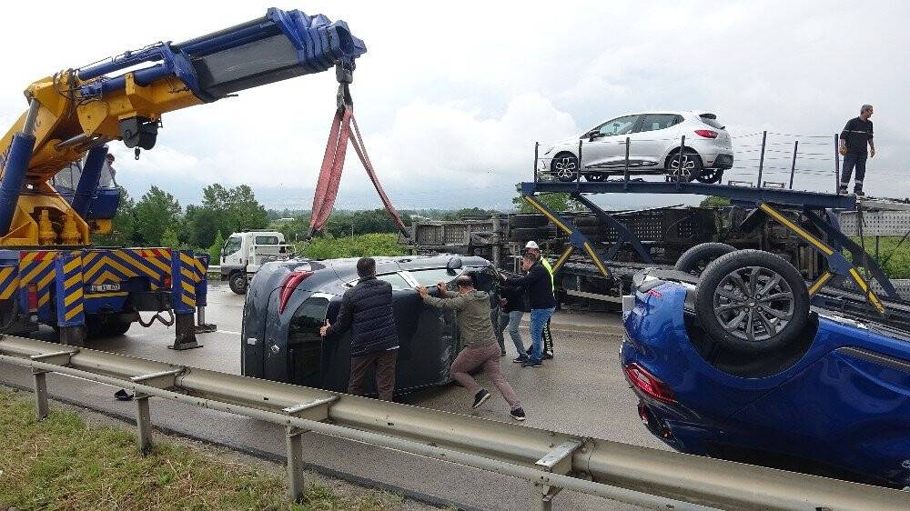Sıfır otomobiller etrafa saçıldı