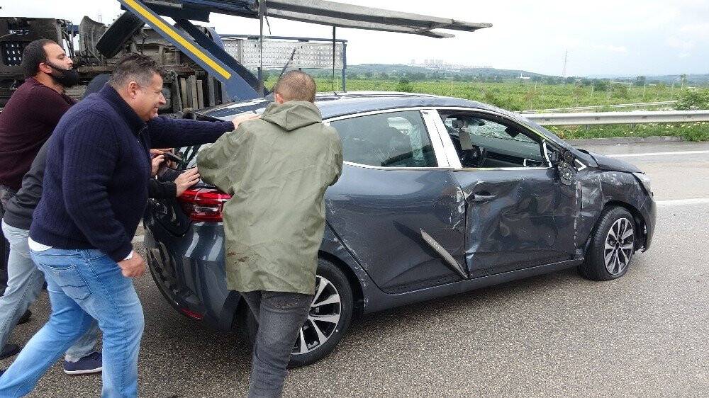 Sıfır otomobiller etrafa saçıldı