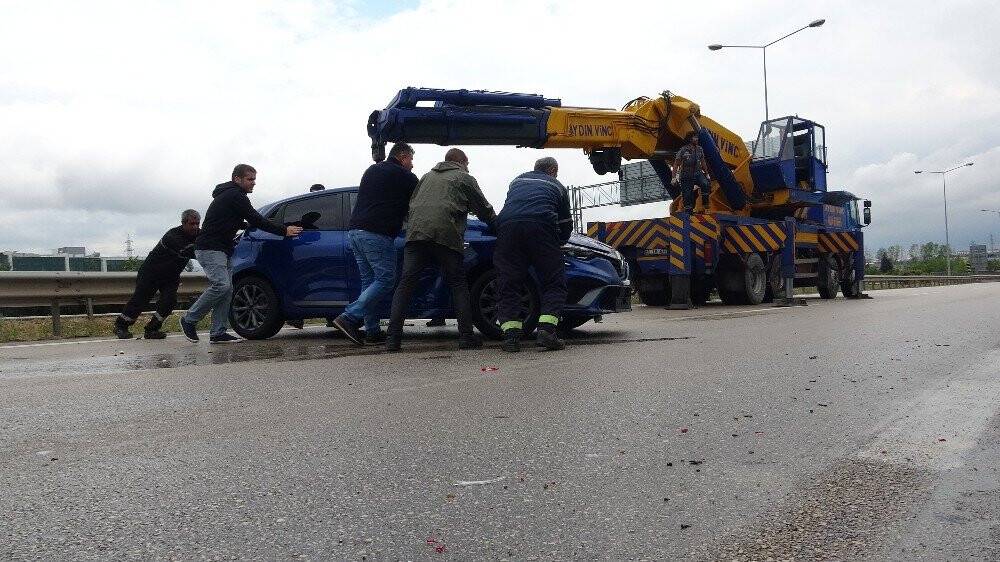 Sıfır otomobiller etrafa saçıldı