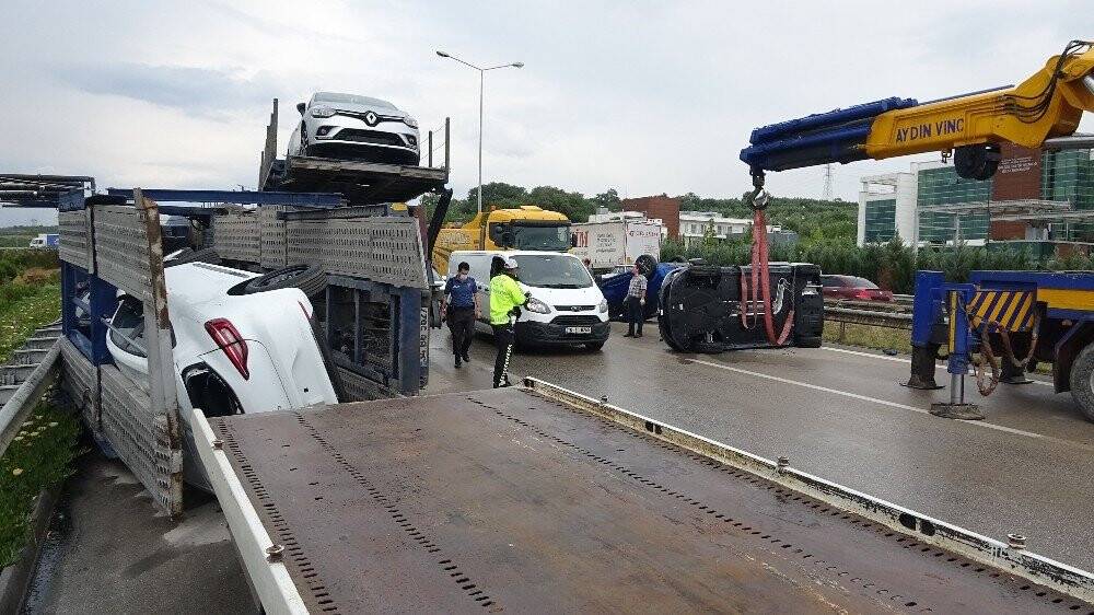 Sıfır otomobiller etrafa saçıldı
