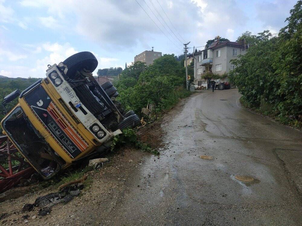 Virajı alamayan vinç devrildi