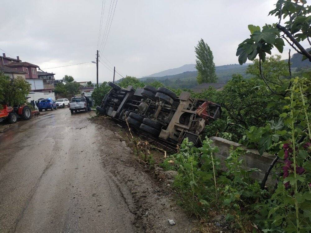 Virajı alamayan vinç devrildi