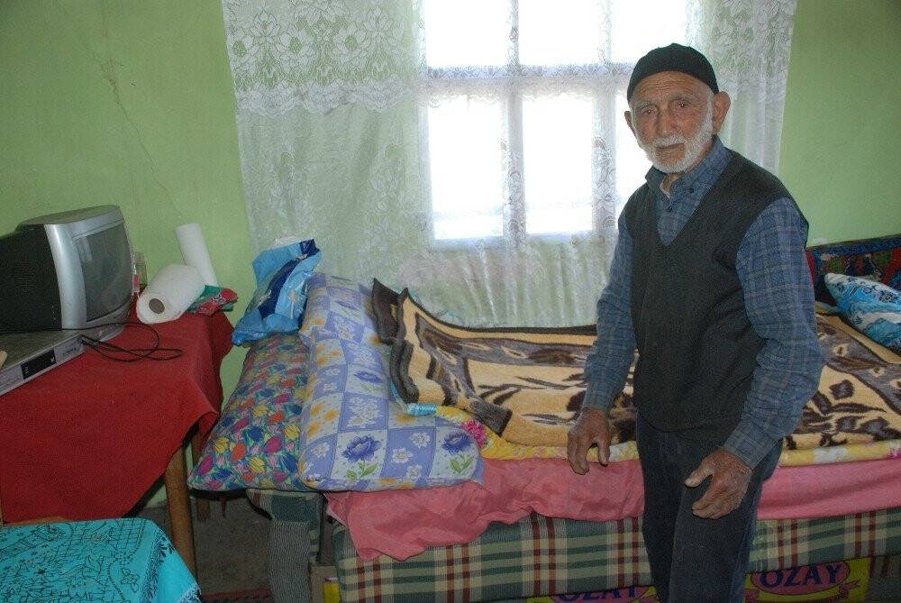 Yaşlı adamın birikimini çaldılar