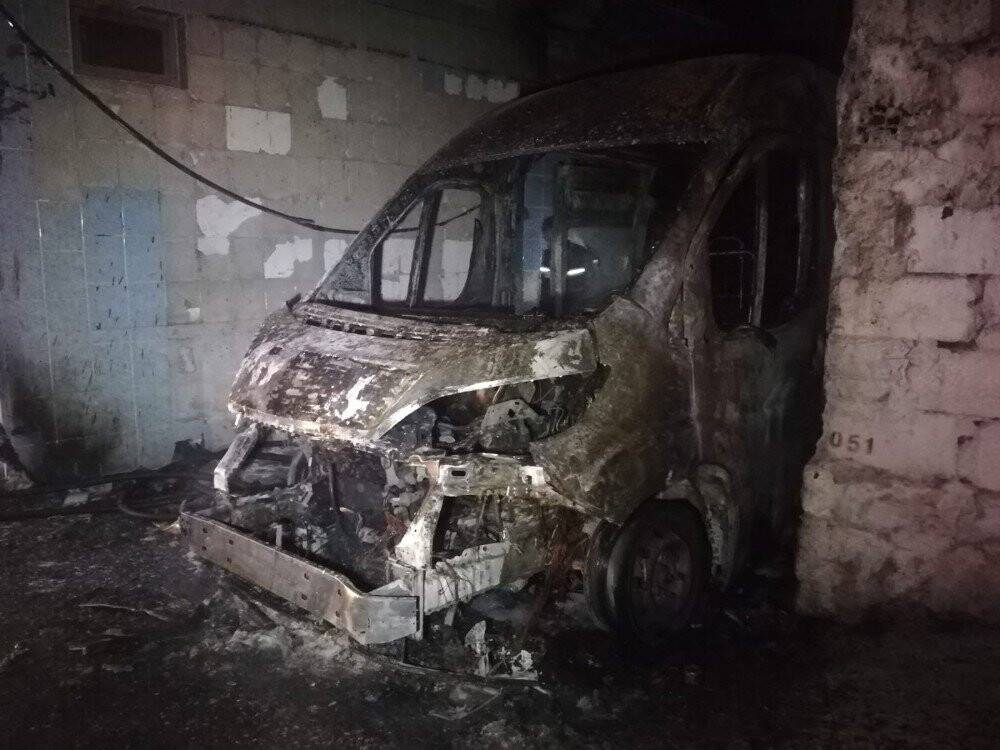 İzmir’de servis minibüsü yanarak küle döndü
