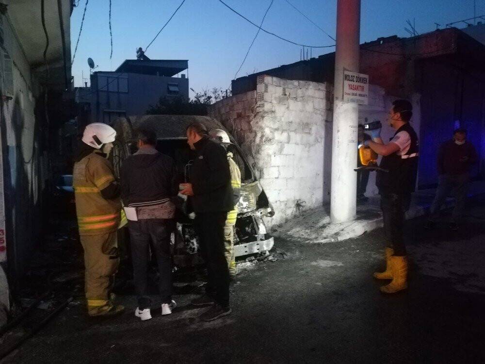 İzmir’de servis minibüsü yanarak küle döndü