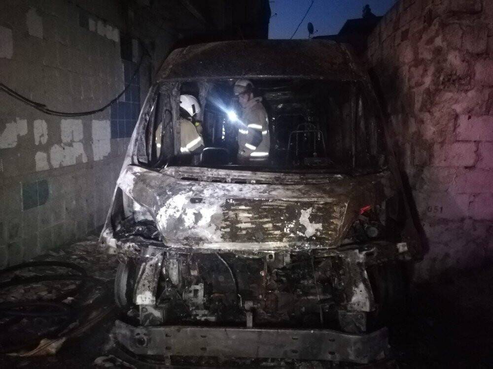 İzmir’de servis minibüsü yanarak küle döndü