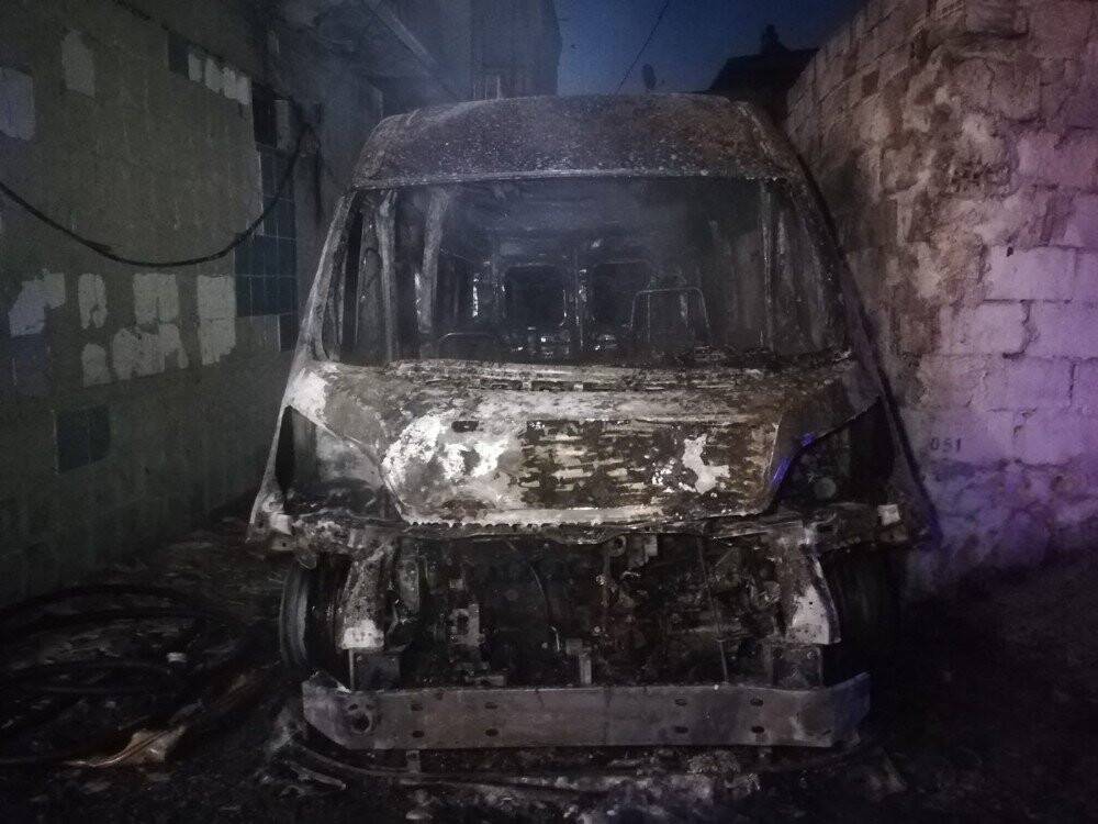 İzmir’de servis minibüsü yanarak küle döndü